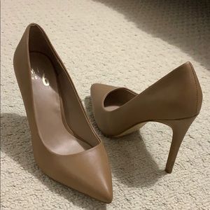Closed toe nude pumps